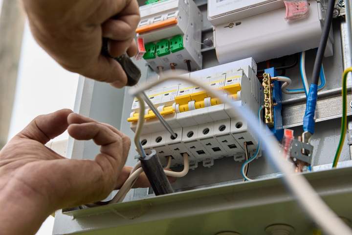 Mise aux normes et dépannages de vos circuits électriques.